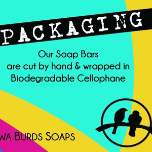 Peut inclure: Un fond turquoise et jaune avec du texte noir qui dit "PACKAGING" en gras. Le texte "Our Soap Bars are cut by hand & wrapped in Biodegradable Cellophane" est &eacute;crit en blanc. Le texte "TWA BURDS SOAPS" est &eacute;crit en noir. Une silhouette noire de deux oiseaux perch&eacute;s sur une branche est dans un cercle sur un fond turquoise.