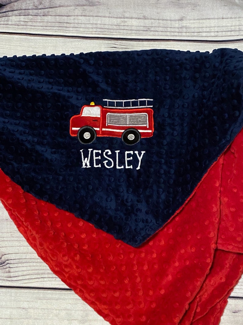 Couverture personnalisée camion de pompier pour bébé Cadeau fait main pour bébé Nouvelle maman Broderie de camion de pompier pour bébé Couverture Prénom image 1