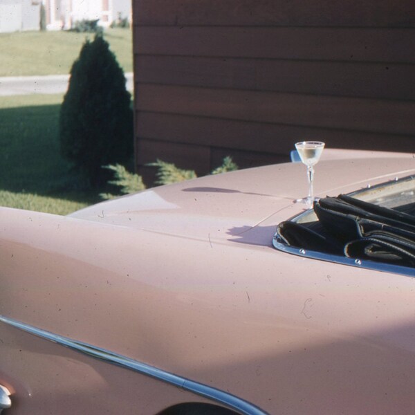 Cocktail auf einem rosa Cabrio Kodachrome 1950 Bild Folie