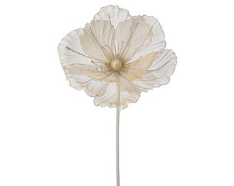 Peut inclure: Une grande fleur artificielle aux pétales superposés, dans des tons de blanc et d'or. La fleur a un aspect texturé et scintillant, fixée à une tige fine et claire. Le centre de la fleur est une sphère dorée texturée.