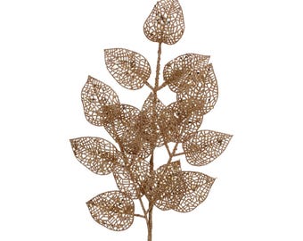 Peut inclure: Une tige de feuille décorative dorée avec des feuilles ajourées. Les feuilles présentent un design délicat et dentelé et sont ornées de petits accents scintillants. La tige est idéale pour ajouter une touche d'élégance aux compositions florales ou aux décorations de vacances.