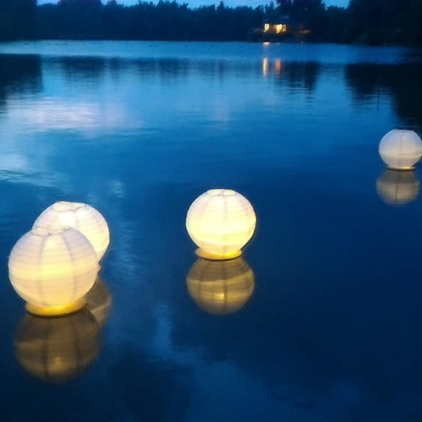 5 lanternes en papier flottantes de 10 po. Lanterne en papier blanc, lumière LED incluse, lanternes d'eau, décoration de lac, décoration d'allée, pièce maîtresse de lanterne en papier