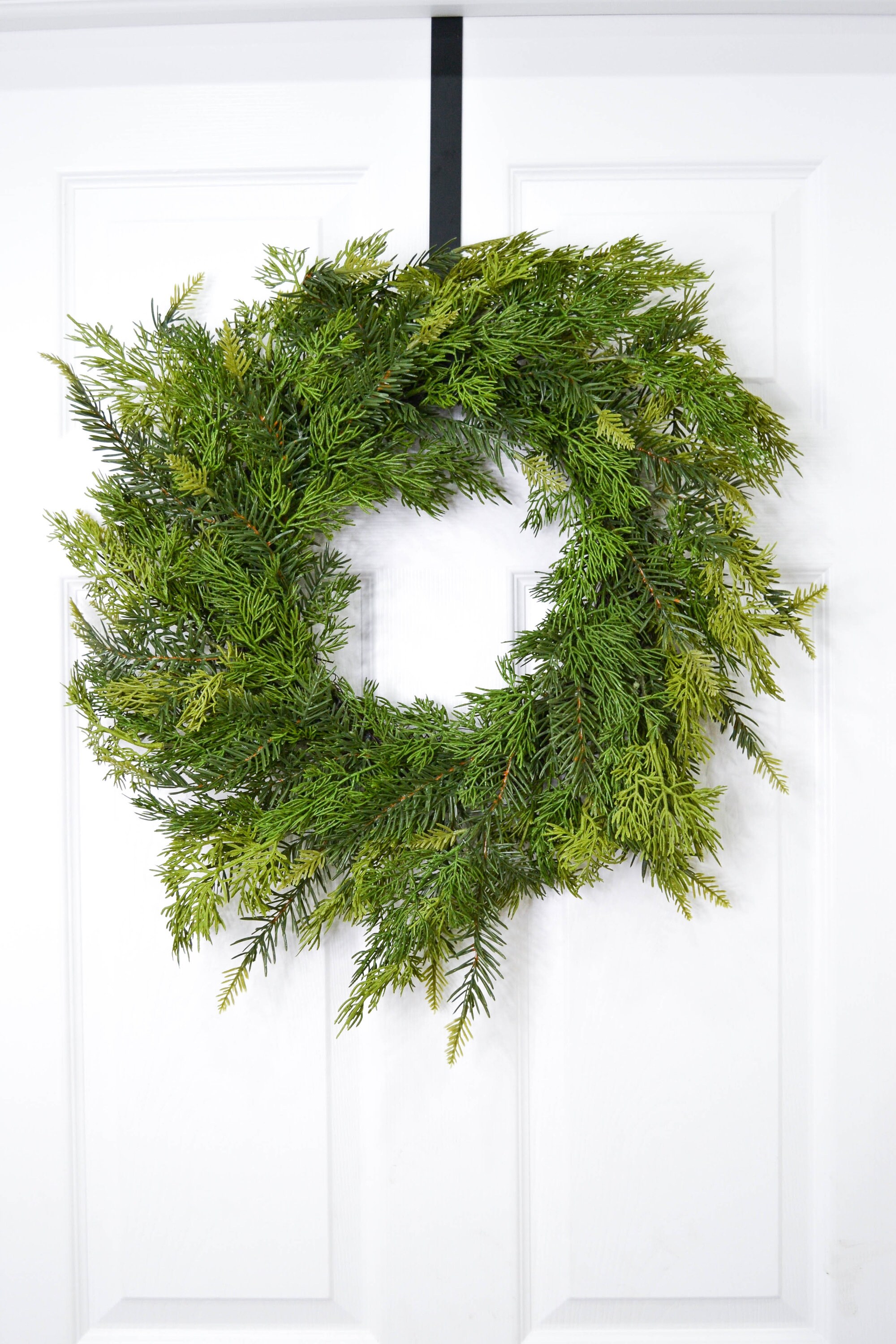 DearHouse Ghirlanda Natalizia In Pino Artificiale 15m – Verde Chiaro, Con Bacche Rosse E Pigne, Per Camino E Scale - 2