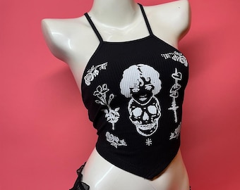 Rosas de calavera y niña con espada y corazones // Gótico // Top halter serigrafiado // Top corto de algodón con encaje y espalda descubierta