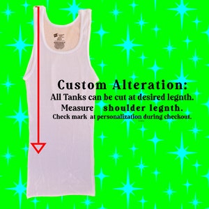 Może przedstawiać: Biały prążkowany podkoszulek z tekstem: "Custom Alteration: All Tanks can be cut at desired length. Measure shoulder length. Check mark at personalization during checkout." Na jasnym zielonym tle z gwiazdami.