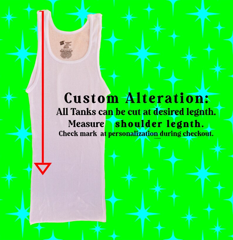 Może przedstawiać: Biały prążkowany podkoszulek z tekstem: "Custom Alteration: All Tanks can be cut at desired length. Measure shoulder length. Check mark at personalization during checkout." Na jasnym zielonym tle z gwiazdami.