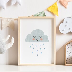Peut inclure: Une impression encadrée d'un nuage bleu clair avec un visage souriant et les yeux fermés, qui pleut des gouttes bleues. L'impression est dans un cadre en bois clair et est accrochée à un mur blanc.