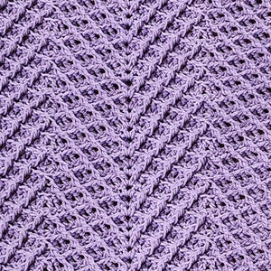 Könnte beinhalten: Nahaufnahme eines violetten gehäkelten Stoffes mit einem Rautenmuster.