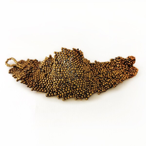 Manchette en bronze doré. Bracelet manchette avec perles tchèques et rocailles. Large manchette de forme libre. Bracelet manchette bijou artistique