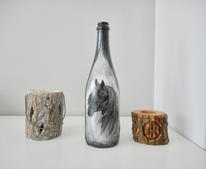 Handgeschilderde fles Zwart wit paard kunst op glas flessen kunst huis inrichting handbeschilderde decoraties unieke handgemaakte cadeaus afbeelding 1