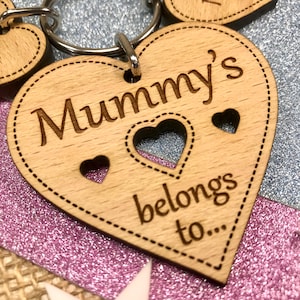 This Daddy Belongs To Keychain Personalised 'This Mummy Belongs To' Heart Keyring - Mother's Day Gift, Engraved Wood, Customisable Father To Daughter Gifts - Foto 2