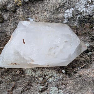 Punta de cristal de cuarzo – De color lechoso a translúcido – Ejemplar de cuarzo natural – 237 g – 9,5 × 4,5 × 4 cm