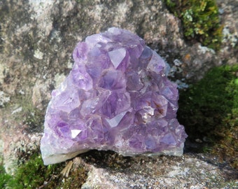 kleine Amethyst Stufe 4,5cm ca. 41 Gramm Esoterik Schutzstein Ritualstein Stein Kristalle Handstufe Mineralien Heilstein