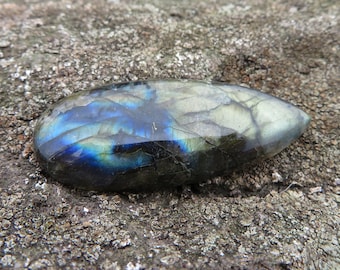 polished Labradorite cabochon 14 grams 5cm x 1,5cm x 0,8cm gemstones jewellery stones healing reiki protection esoteric handmade fire