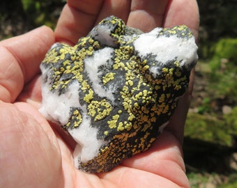 Quartz lichen ca. 78 grams 6,5cm stone psy hippie goa deco minerals decoration rock healing polished crystals reiki chakras protection