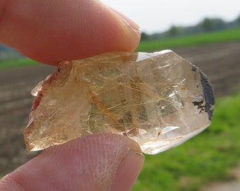 lovely Golden Rutile Quartz 4cm x 2,2cm x 1,6cm ca. 15 grams minerals healing nature rare raw crystals nature mountain natural