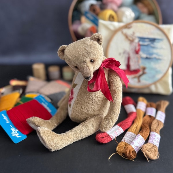 Oso de peluche artesanal de estilo vintage: pieza de colección bordada por un artista.