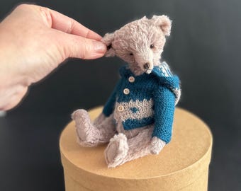 Miś, 20 cm, Dzianinowy kardigan z kapturem OOAK