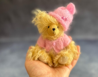 Ursinho de pelúcia mohair feito à mão: bicho de pelúcia bege com roupa de tricô