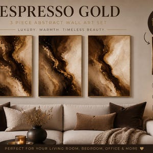 Op de afbeelding: Een driedelige abstracte wandkunstset genaamd ESPRESSO GOLD, met vloeiende donkerbruine, crèmekleurige en gouden tinten. De set bevat een vierde print als bonus. De tekst luidt ESPRESSO GOLD, 3 PIECE ABSTRACT WALL ART SET, LUXURY, WARMTH, TIMELESS BEAUTY, BONUS 4TH PRINT INCLUDED, INSTANT DOWNLOAD, PRINTABLE ART, MULTIPLE SIZES en BONUS PRINT INCLUDED.