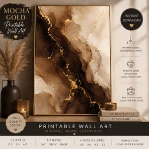 Op de afbeelding: Een verticale rechthoekige wandkunstprint met een abstract vloeibaar inktontwerp in tinten donkerbruin, crème en goud. De tekst luidt MOCHA GOLD Printable Wall Art, INSTANT DOWNLOAD, LIVE BEAUTIFULLY, THIS IS HOME en PRINTABLE WALL ART.