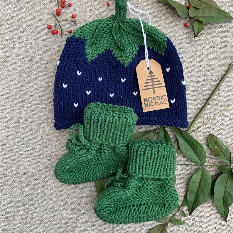 For matching booties, see separate listing
