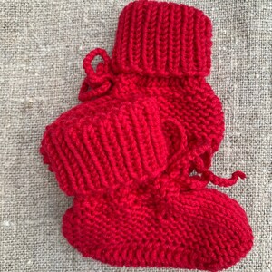 Baby booties in soft merino wool with drawstring