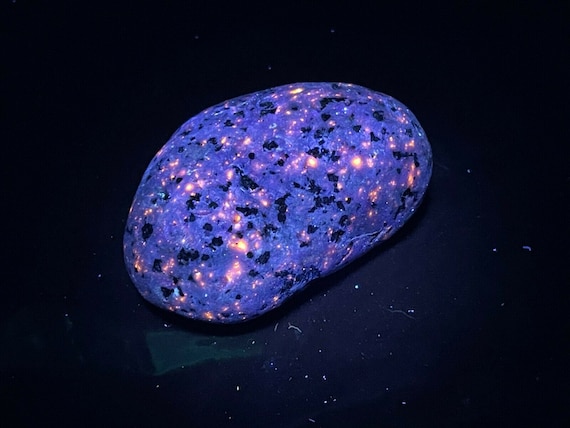 TN SODALITE YOOPERLITE ROCK UV Fluorescent Pebble Crystal Mineral UV USA A481 