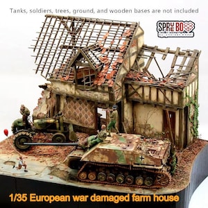 Peut inclure: Diorama détaillé d'une ferme européenne endommagée par la guerre. Le modèle présente un bâtiment partiellement détruit avec un toit effondré, un char et des soldats miniatures. La scène est située sur une base avec une route et des débris. Le texte "1/35 European war damaged farm house" est visible.