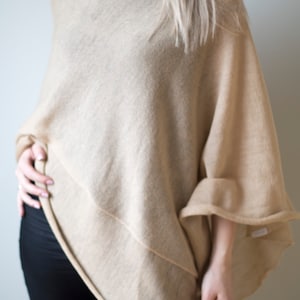 Wollen poncho, beige poncho, kameeljas, damesjas, damesponcho, damescape, wollen poncho, wollen trui