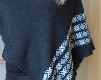 Poncho de punto gris oscuro de lana de color gris oscuro-antracita estampado de punto Muy cálido, suave, elegante, femenino