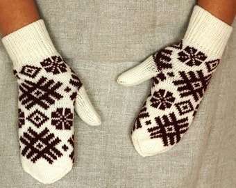 Guanti di lana lavorati a mano. Guanti caldi. Guanti doppi. Guanti con fodera. Neri con decorazione a stella bianca. Regalo di Natale. Guanti unisex.