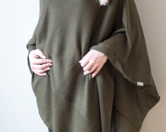 Moosgrüner Damen-Poncho aus Wolle, Umhang für Damen, Mantel aus bordeauxroter Wolle, grüner Wollponcho. Femininer, exklusiver Hippie-Stil