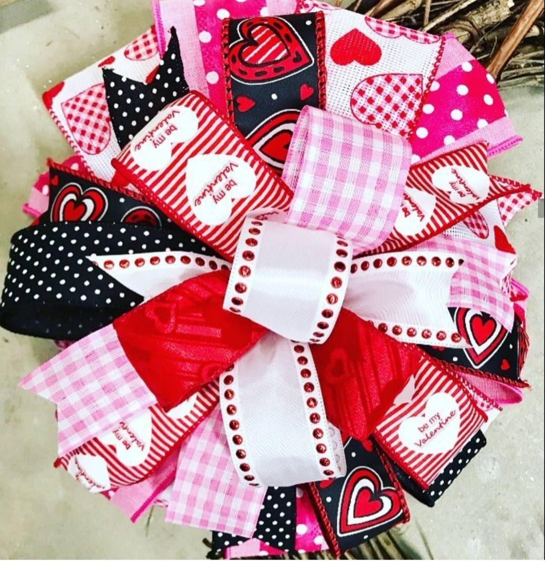 6 different bow making tutorials we think you'll love too!  #howtomakewreaths #decoexchange #bows #crafting #diy