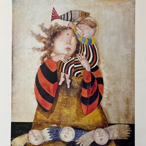 Pode incluir: Uma pintura de uma mulher com uma criança nos ombros. A mulher está vestindo uma camisa listrada e um vestido amarelo. A criança está segurando um peixe de brinquedo. A pintura é feita em um estilo caprichoso com cores suaves.