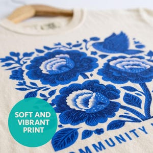 Camiseta de Igualdad de Derechos / Camiseta de protesta floral "La comunidad es resistencia" / Camiseta de arte popular botánico sobre justicia social / Camiseta corta holgada para mujer imagen 2