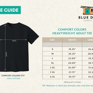 Puede incluir: Una gu&iacute;a de tallas para camiseta negra de Blue Door Supply Co. con una camiseta 100% algod&oacute;n Comfort Colors 1717 y l&iacute;neas de medici&oacute;n. Una tabla enumera las tallas de S a 4XL con las dimensiones correspondientes en pulgadas para ancho y largo.