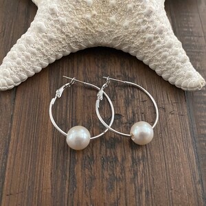 PEARL HOOP EARRINGS / Freshwater Pearls + Sterling Silver Plated Hoops / Interchangeable Earrings / Beach Earrings / White Freshwater Pearls