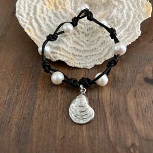 OYSTER + FRESHWATER PEARL Bracelet / Antique Silver Oyster Charm + Freshwater Pearls + Leather /Beach Wedding /Bridesmaid Gift /Beach Gift