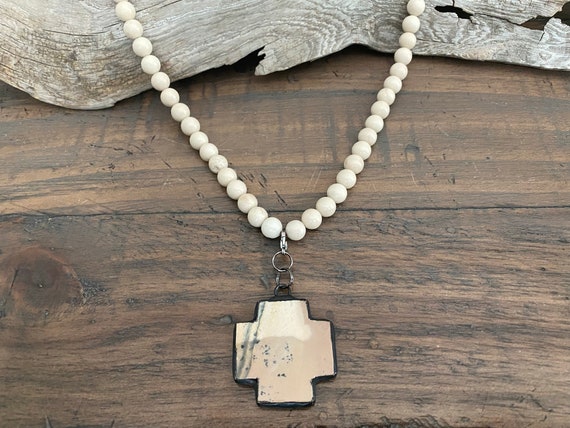 JASPER CROSS NECKLACE / Cream Fossil 