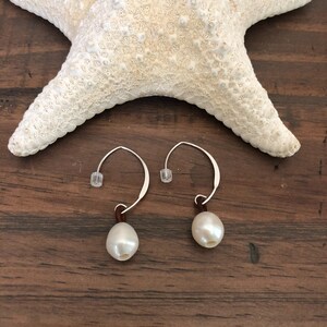 PEARL EARRINGS / Leather Loop, Freshwater Pearls + Sterling Silver V-Shape Earwires / Beach Earrings / White Freshwater Pearls