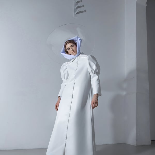 Weißer Konzeptmantel - Kunstledermantel - langer Mantel - Handgemachter Mantel - Performance Mantel - Hochzeitskleid - Minimal Design - Rüschenärmel Mantel