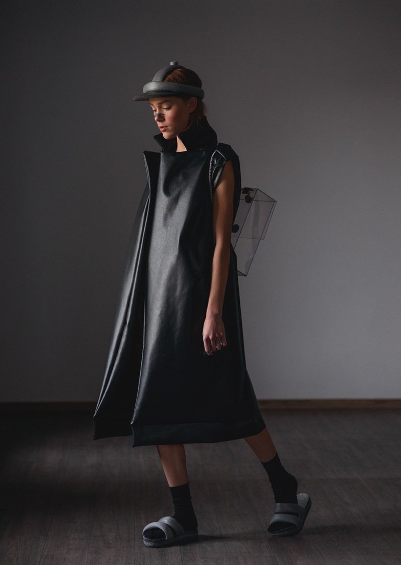 schwarze lange mantel