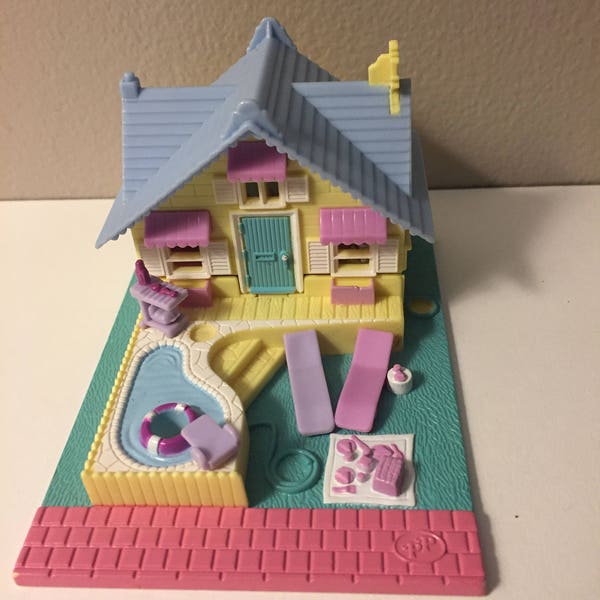 Vintage Polly Pocket beach house cottage