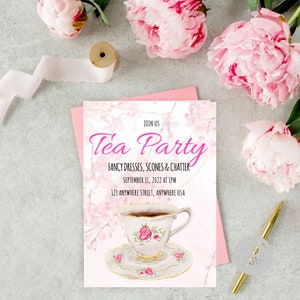 Op de afbeelding: Een roze en witte uitnodiging voor een theepartij met een aquarel achtergrond en een theekopje en schoteltje. De uitnodiging luidt "Join us Tea Party Fancy Dresses, Scones & Chatter September 11, 2022 at 1PM 123 Anywhere Street, Anywhere USA"