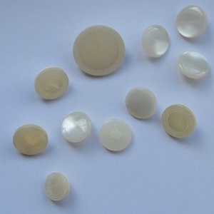 Plastic knopen, veel vintage knopen, platte knopen, beige knopenset, 12-28 mm knopen, naaibenodigdheden, knopen naaien