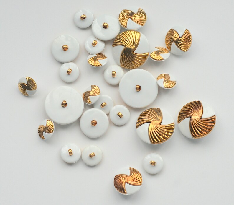Sewing Buttons Gold /& White Buttons Plastic Buttons Sewing Supplies 35 mm Buttons Stripped Buttons Set Lot of Vintage Buttons