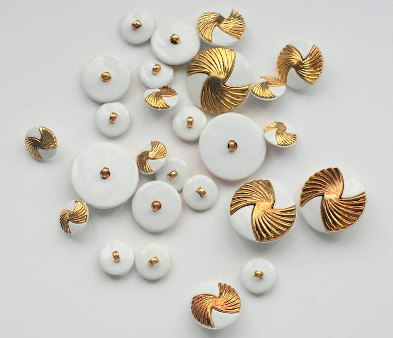 Sewing Buttons Gold /& White Buttons Plastic Buttons Sewing Supplies 35 mm Buttons Stripped Buttons Set Lot of Vintage Buttons