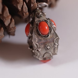 Vintage 800 silver Etruscan Pendant Revival Charm amulet filigree wire work red coral 7.3 grams