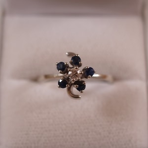 Vintage 14K white gold five genuine blue sapphire flower white diamond accents mid-century 0.2 cts 2.7 grams size 9